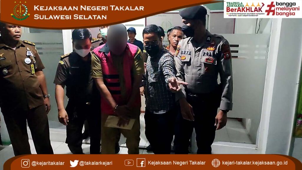 Tersangka AT dikawal oleh Staf Pidsus, Staf Intelijen, dan Anggota Polres Takalar langsung dititipkan di Polsek Polongbangkeng Selatan