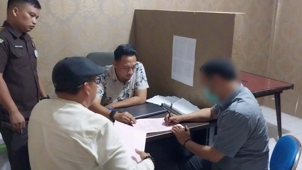 Tersangka B diperiksa oleh Penyidik dari Kejaksaan Negeri Takalar dalam Perkara Dugaan Tindak Pidana Korupsi Pemeliharaan / Rehabilitasi Penerangan Jalan Umum (PJU) Tahun Anggaran 2021 pada Dinas Perhubungan Kabupaten Takalar