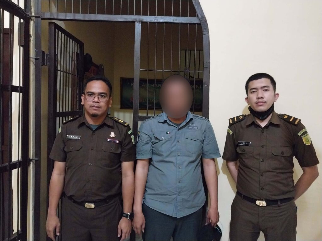 Tersangka inisial B ditahan di Rutan Polres Takalar dengan Pengawalan dari Tim Bidang Tindak Pidana Khusus Kejaksaan Negeri Takalar, Tim Bidang Intelijen Kejaksaan Negeri Takalar, dan Anggota Polres Takalar.