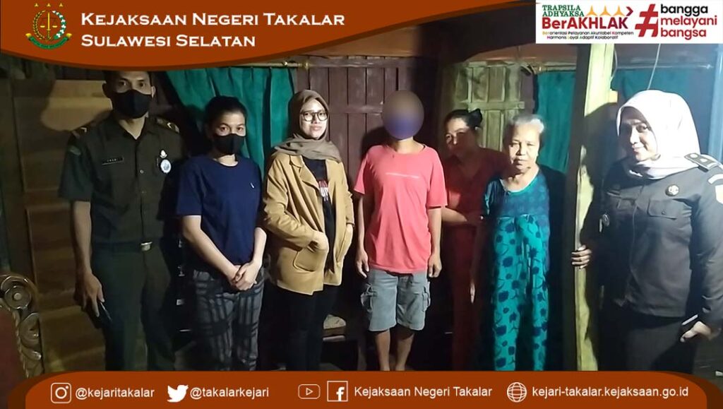 Terdakwa an. SR diantarkan pulang setelah perkara penganiayaan yang dihentikan oleh Jaksa Penuntut Umum selaku Fasilitator berdasarkan Restoratif Justice
