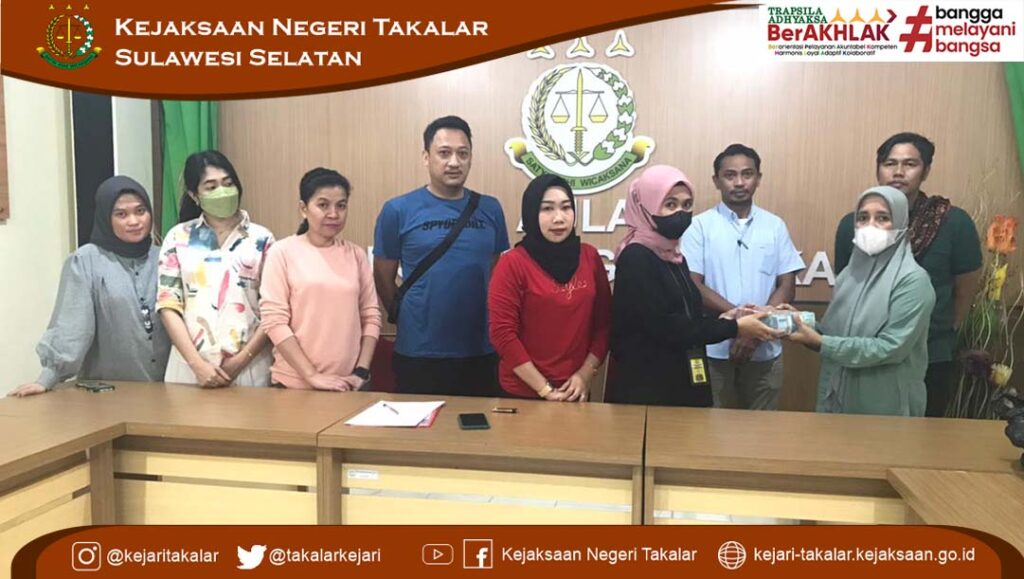Pengembalian Kerugian Keuangan Negara oleh Keluarga Tersangka SS yang disaksikan oleh Kasi Pidsus KN Takalar dan Bendahara BPKD Kabupaten Takalar