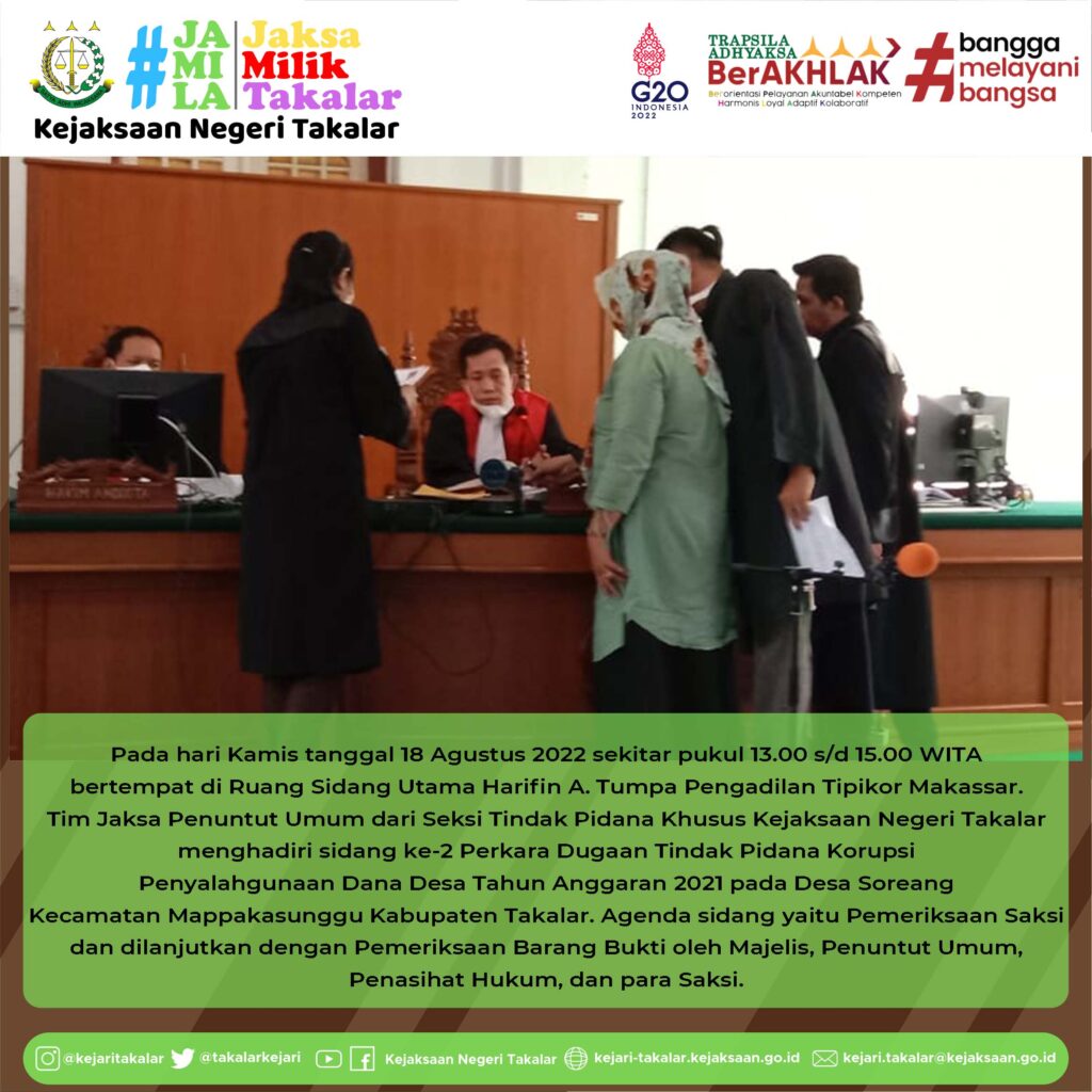 Tim Jaksa Penuntut Umum menunjukkan Barang Bukti dihadapan Majelis Hakim, Penasihat Hukum, dan para Saksi.