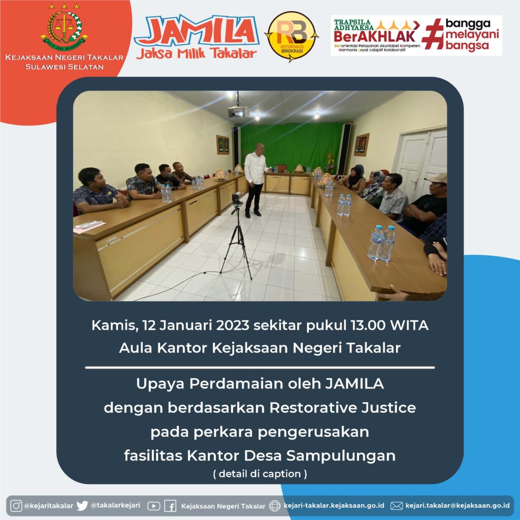 Kepala Kejaksaan Negeri Takalar Salahuddin, S.H., M.H. sedang memberikan penjelasan dan edukasi terkait Restorative Justice kepada warga Desa Sampulungan, media massa, dan pelaku pengerusakan Fasilitas Kantor Desa Sampulungan.