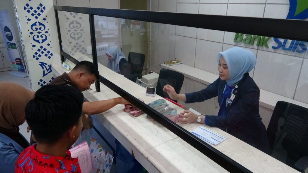 Tim dari Bidang Tindak Pidana Khusus melakukan Penyerahan Pembayaran Pemulihan Keuangan Negara yang diterima oleh Petugas Bank BPD Sulselbar Cabang Takalar untuk dihitung jumlahnya.