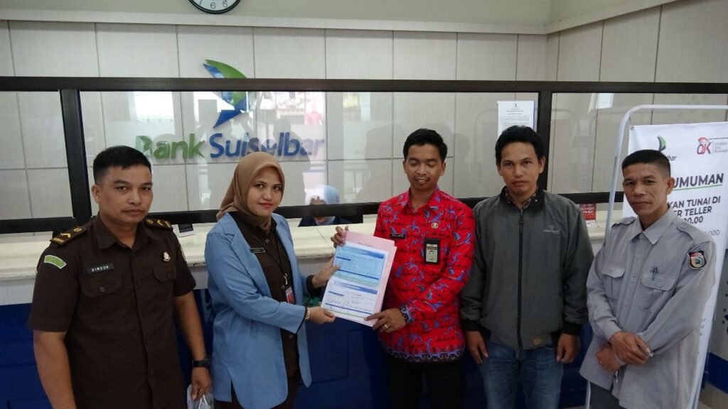 Auditor dari Inspektorat (APIP) Kabupaten Takalar melakukan Penyerahan Bukti Setoran ke Rekening Bumdes Kaleko'mara kepada Tim dari Bidang Tindak Pidana Khusus Kejaksaan Negeri Takalar.