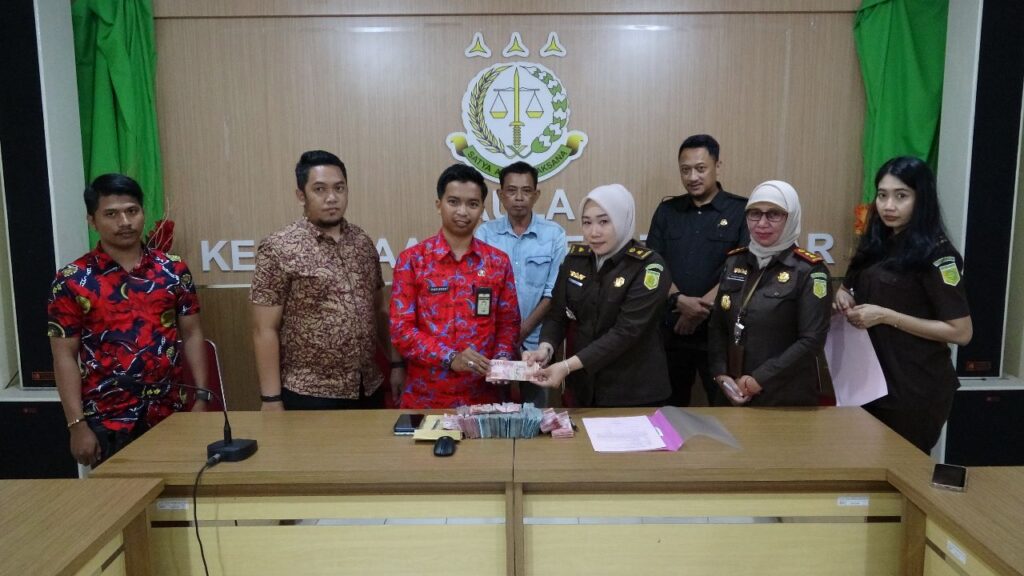 Tim dari Bidang Tindak Pidana Khusus melakukan Penyerahan Pembayaran Pemulihan Keuangan Negara kepada Inspektorat (APIP) Kabupaten Takalar melalui Auditor.
