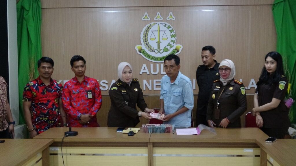 Kepala Kejaksaan Negeri Takalar Tenriawaru, S.H., M.H. didampingi Kepala Seksi Tindak Pidana Khusus Anggriani, S.H. menerima Pembayaran Pemulihan Keuangan Negara dari Kepala Desa Kaleko'mara Periode 2020 - sekarang sejumlah Rp 121.618.000,- (seratus dua puluh satu juta enam ratus delapan belas ribu rupiah).