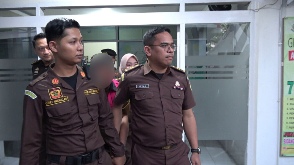 Penyidik pada Kejaksaan Negeri Takalar beserta pengamanan dari Tim Bidang Intelijen dan Polres Takalar membawa Tersangka inisial SK untuk ditahan di Lapas Kelas IIB Takalar.