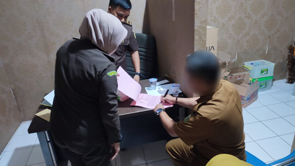 Penyidik Tindak Pidana Khusus pada Kejaksaan Negeri Takalar sebelumnya telah melakukan Pemeriksaan terhadap beberapa saksi dan bukti terkait perkara Dugaan Tindak Pidana Korupsi Pasar Dande-Dandere Tahun Anggaran 2016